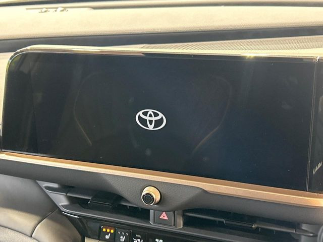 【12.3インチワイドナビ】高級感とインパクトのある大型ワイドナビを装備。各種オーディオ操作はもちろん、横長ワイド画面でのマップ2分割表示など、利便性も高いナビです♪