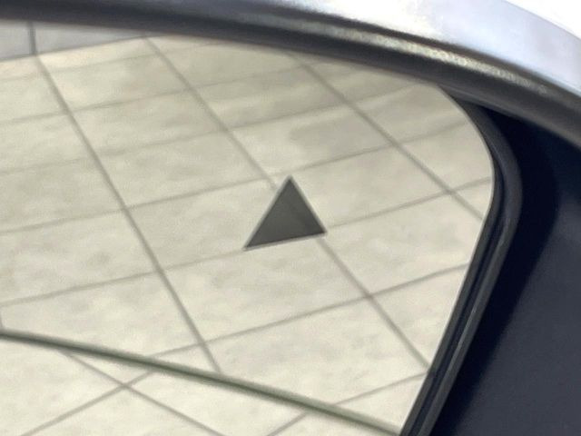【ブラインドスポットワーニング】走行中、ドアミラーの死角になりやすい箇所に後続車が接近するとサイドミラー付近に警告を表示、ドライバーに注意喚起をしてくれます。