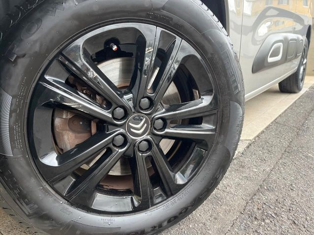 ●純正アルミホイール:輸入車ならではの卓越した走りを支えるホイールと足回りです!日本車の走りに慣れている方にもぜひ体感して頂きたいほど、高いレベルでまとまっています!