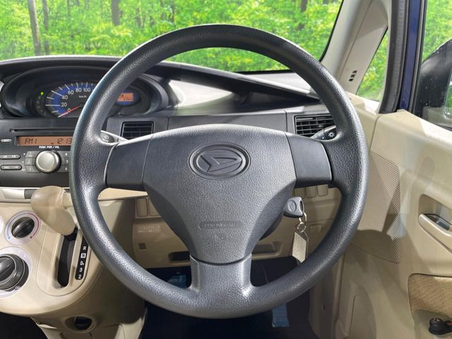 �C���e���A�ɍ��킹���f�U�C���̃X�e�A�����O�́A�^�]�������̂��Ƃ��l���A�^�]���₷���`��A�傫���ł��B�����x�A���ۂɐG���Ă��m���߂��������B