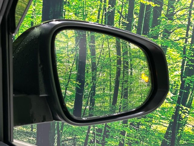 【ブラインドスポットモニター】走行中、ドアミラーの死角になりやすい箇所に後続車が接近するとサイドミラーのレンズに警告を表示!ドライバーに注意喚起をしてくれます。