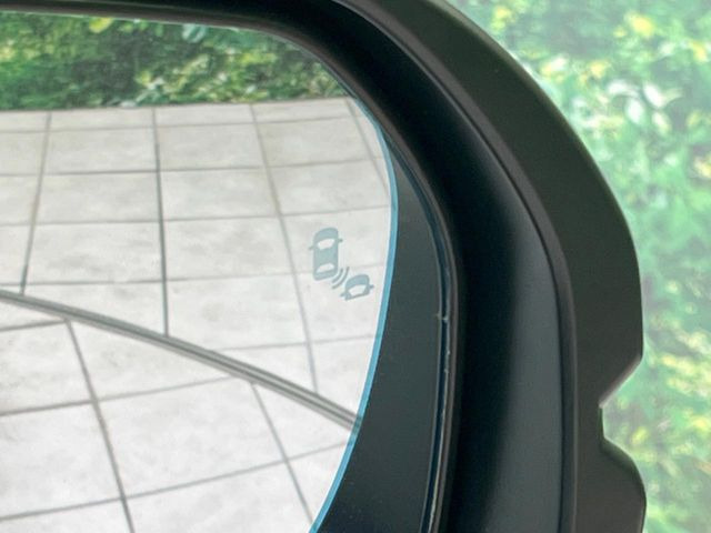 【ブラインドスポットインフォメーション】走行中、ドアミラーの死角になりやすい箇所に後続車が接近するとサイドミラー付近に警告を表示、ドライバーに注意喚起をしてくれます。