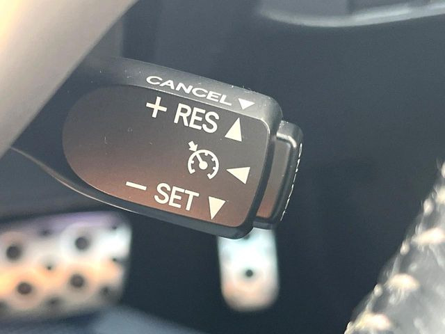 【クルーズコントロール】高速道路もラクラク走行。アクセルを離しても一定速度で走行ができ、長距離運転時の負担を軽減!加速・減速も簡単なスイッチ操作で調整できます。