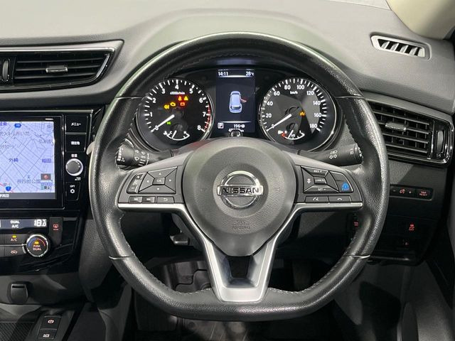 インテリアに合わせたデザインのステアリングは、運転される方のことも考え、運転しやすい形状、大きさです。是非一度、実際に触ってお確かめください。