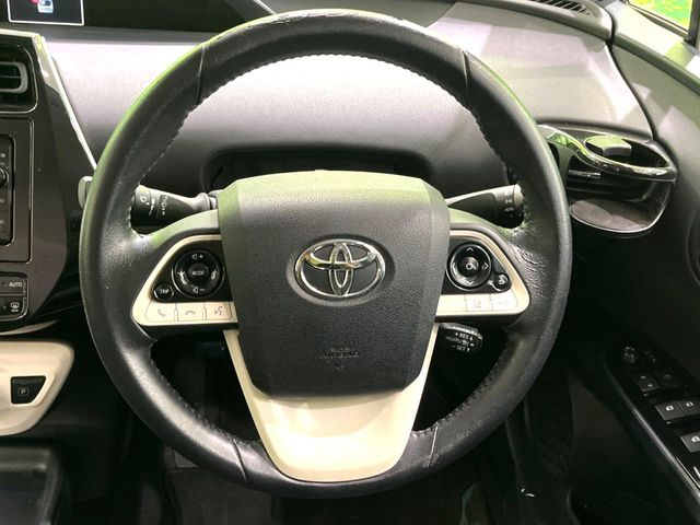 インテリアに合わせたデザインのステアリングは、運転される方のことも考え、運転しやすい形状、大きさです。是非一度、実際に触ってお確かめください。