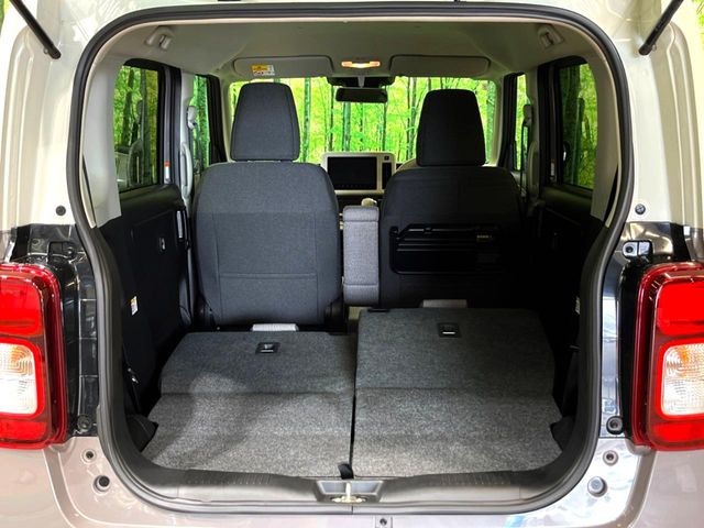 積み下ろしのしやすいデッキにはたっぷりと荷物を積み込んでいただけます。遊びから仕事まで、様々なシーンで頼れます♪