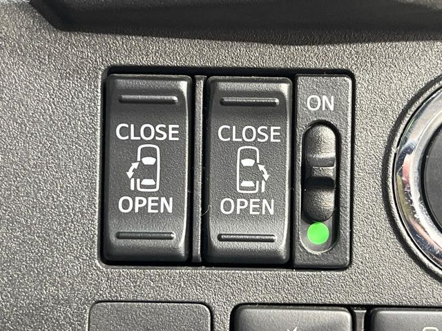 【両側パワースライドドア】スマートキーや運転席のスイッチで後席両側スライドドアの開閉が可能♪電動だから力を入れてドアを開ける必要が無く、小さなお子様でも簡単に開け閉めでき快適です♪