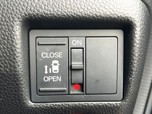 【パワースライドドア】スマートキーや運転席のスイッチでスライドドアの開閉が可能♪電動だから力を入れてドアを開ける必要が無く、小さいお子様でも、重い荷物を持っている時もラクに開け閉めできます♪