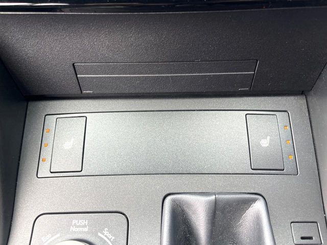 【シートヒーター】寒い日に重宝するシートヒーター!エアコンより早く温まってくれるので寒がりの人も安心ですね♪エアコンの温風は乾燥するから苦手、という方にもをおすすめです。