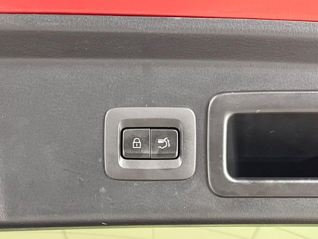 【パワーバックドア】スマートキーや運転席のボタンを押すだけでリアゲートが自動で開閉します!荷物を持っている時や、高い位置にあるバックドアを閉める際に便利な機能です♪