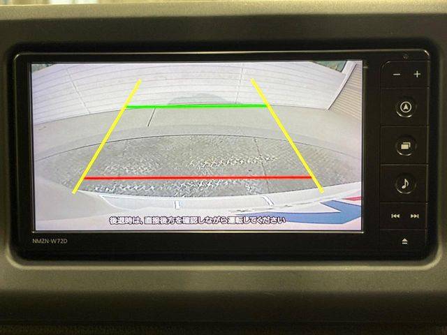 【バックカメラ】駐車時に後方がリアルタイム映像で確認できます。大型商業施設や立体駐車場での駐車時や、夜間のバック時に大活躍!運転スキルに関わらず、今や必須となった装備のひとつです!