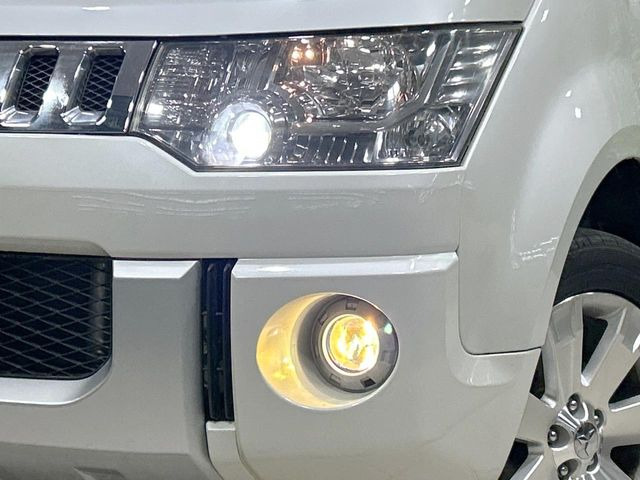 【HIDヘッドライト】非常に明るく前方を照らしてくれるので、悪天候や夜間の走行時も視界良好で安心してお乗りいただけます。