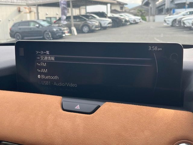 【12.3インチマツダコネクト】車内の雰囲気にマッチした大型ディスプレイ。スマホ接続でのナビ使用やBluetooth再生等、様々な機能が楽しめます。直感的なダイヤル操作が可能で、使い勝手も良好です。