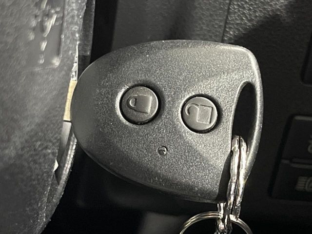 【キーレス】少し離れた場所からでもボタン一つでドアの開錠・施錠ができるのでとっても便利!ドアの鍵穴周りに傷をつけることもありません♪