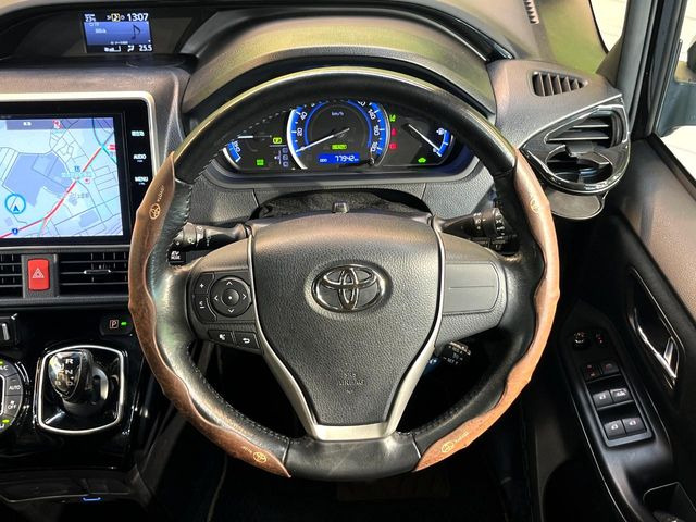 【純正革巻きステアリング】上質な革を使用することで、手にしっかり馴染みとても運転しやすいハンドルです♪
