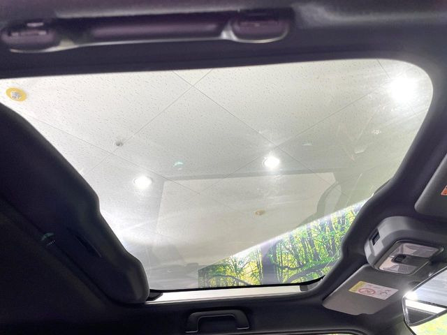 【ガラスルーフ】ガラスルーフ搭載で車内の解放感が一気にアップ!開放的なドライブをお楽しみいただけます。