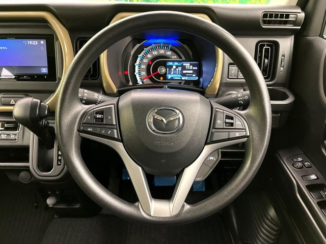 �C���e���A�ɍ��킹���f�U�C���̃X�e�A�����O�́A�^�]�������̂��Ƃ��l���A�^�]���₷���`��A�傫���ł��B�����x�A���ۂɐG���Ă��m���߂��������B