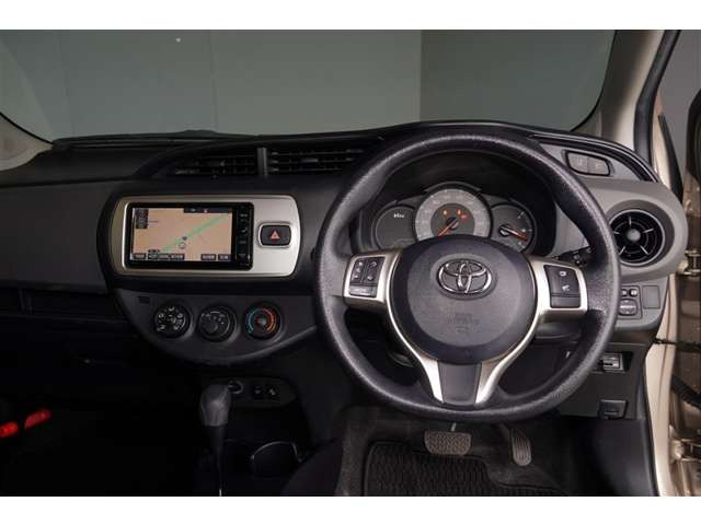 ヴィッツ1.3 F ウェルキャブ 助手席リフトアップシート Bタイプ 4WD