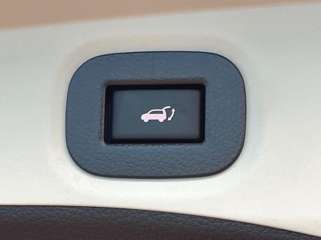 【パワーバックドア】スマートキーや運転席のボタンを押すだけでリアゲートが自動で開閉します!荷物を持っている時や、高い位置にあるバックドアを閉める際に便利な機能です♪