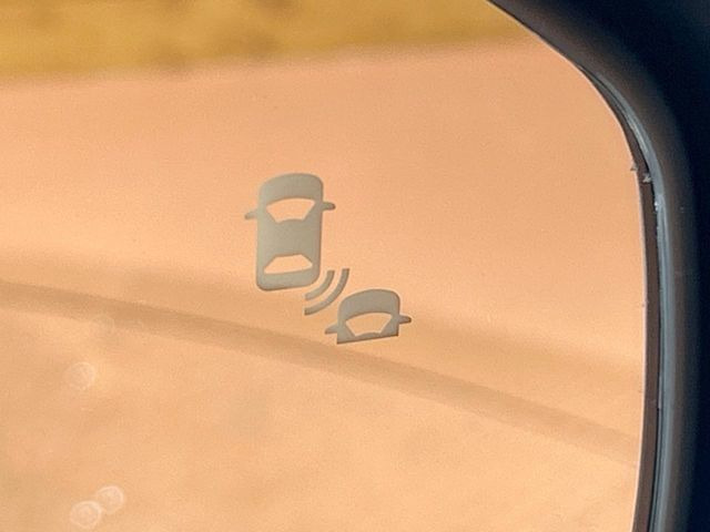 【ブラインドスポットインフォメーション】走行中、ドアミラーの死角になりやすい箇所に後続車が接近するとサイドミラー付近に警告を表示、ドライバーに注意喚起をしてくれます。