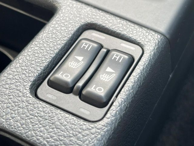 【シートヒーター】寒い日に重宝するシートヒーター!エアコンより早く温まってくれるので寒がりの人も安心ですね♪エアコンの温風は乾燥するから苦手、という方にもをおすすめです。