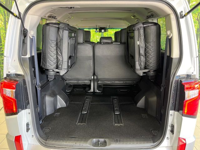後席を格納すると、これだけの広さが!シーンに合わせたシートアレンジで、大きな荷物も積むことが出来ます♪