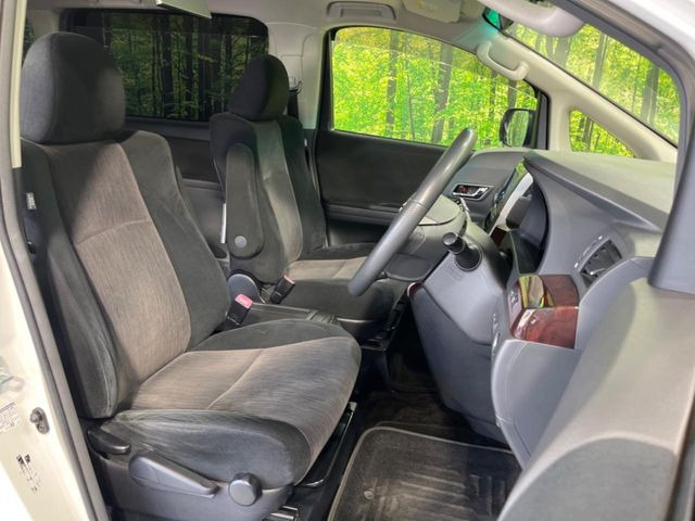 運転席まわりには十分なスペースがあり、大柄な方でもゆったり運転していただける環境です。