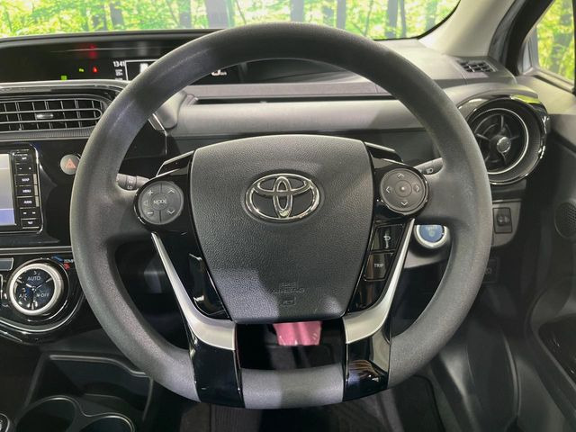 �C���e���A�ɍ��킹���f�U�C���̃X�e�A�����O�́A�^�]�������̂��Ƃ��l���A�^�]���₷���`��A�傫���ł��B�����x�A���ۂɐG���Ă��m���߂��������B