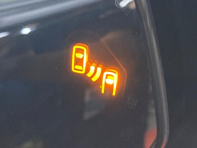 【ブラインドスポットモニター】走行中、ドアミラーの死角になりやすい箇所に後続車が接近するとサイドミラーのレンズに警告を表示!ドライバーに注意喚起をしてくれます。