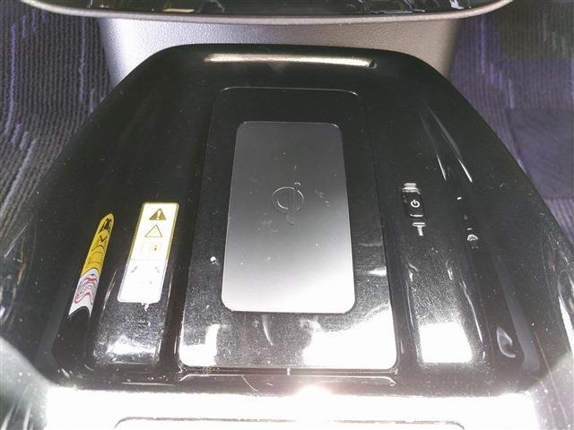 ナビ下部に配置されたエアコン用の操作スイッチダイヤル周辺のカットです。日常の使用環境に伴う各ノブの配置や現在の表面コンディションをご確認ください。