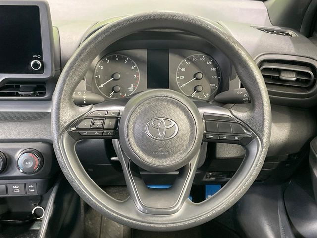 インテリアに合わせたデザインのステアリングは、運転される方のことも考え、運転しやすい形状、大きさです。是非一度、実際に触ってお確かめください。