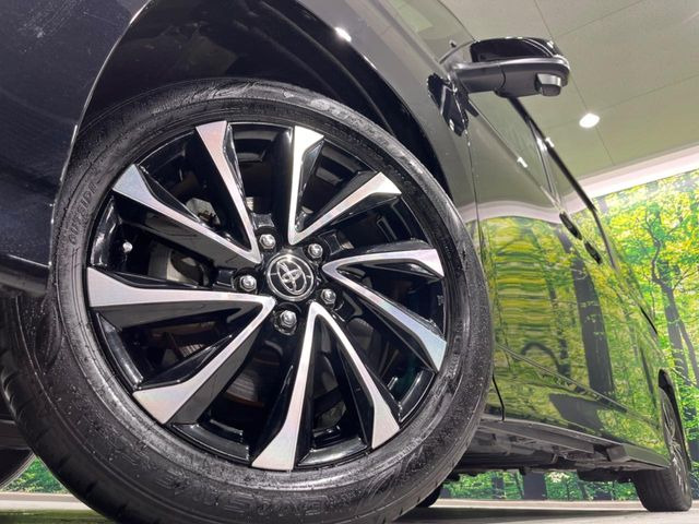 【グレード専用純正17インチアルミホイール】デザイン性の高い純正アルミホイールを装着しております。各種社外アルミホイールや、スタッドレスタイヤも取扱いしております。是非ご相談ください♪