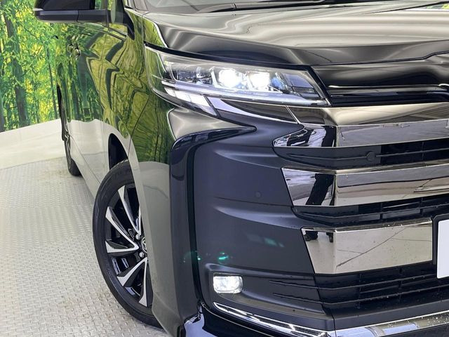 【3眼LEDヘッドライト】悪天候や夜間走行時も良好な視界を確保し安心して運転できる高輝度LEDヘッドライトを装備!点灯速度が早く、消費電力も抑えられています。