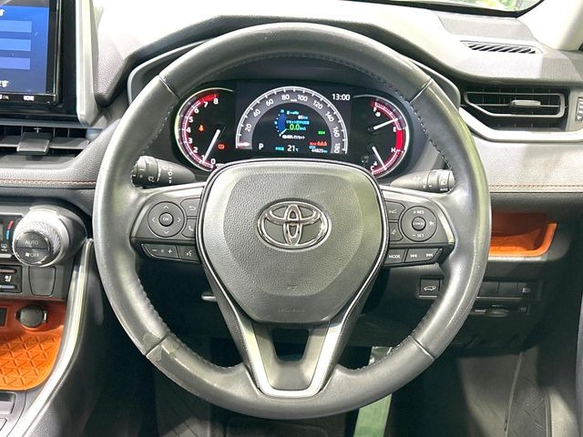 【レーダークルーズコントロール】高速道路での長距離走行が楽に!!自動で速度を保つクルーズコントロールが、衝突軽減システムと連携し、前方の車両を感知して車間を保つように速度調節してくれます!!