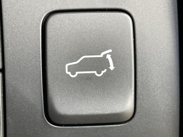 【パワーバックドア】スマートキーや運転席のボタンを押すだけでリアゲートが自動で開閉します!荷物を持っている時や、高い位置にあるバックドアを閉める際に便利な機能です♪