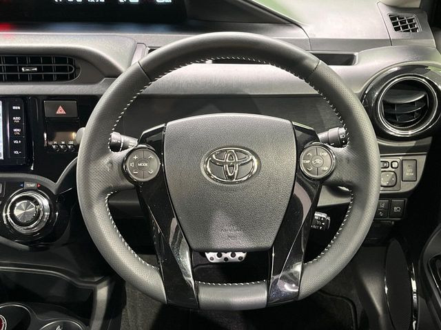 �C���e���A�ɍ��킹���f�U�C���̃X�e�A�����O�́A�^�]�������̂��Ƃ��l���A�^�]���₷���`��A�傫���ł��B�����x�A���ۂɐG���Ă��m���߂��������B