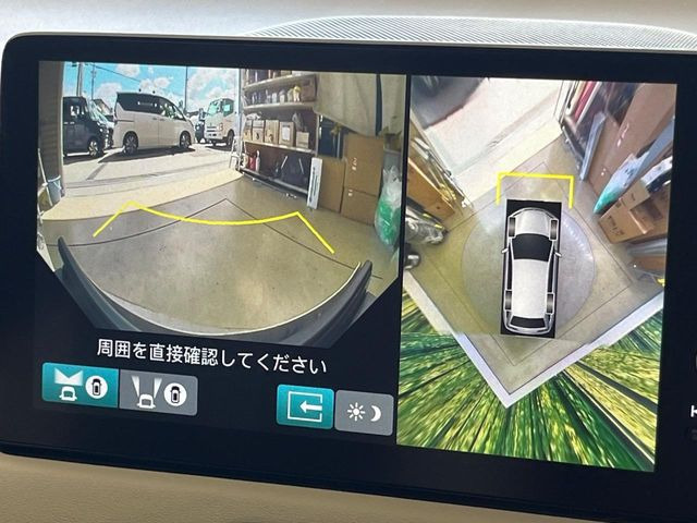 【マルチビューカメラシステム】専用のカメラにより、上から見下ろしたような視点で360度クルマの周囲を確認することができます☆死角部分も確認しやすく、狭い場所での切り返しや駐車もスムーズに行えます。