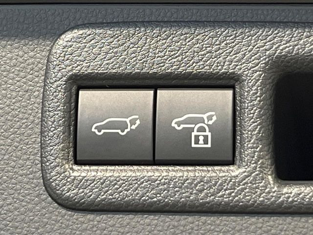 【パワーバックドア】スマートキーや運転席のボタンを押すだけでリアゲートが自動で開閉します!荷物を持っている時や、高い位置にあるバックドアを閉める際に便利な機能です♪