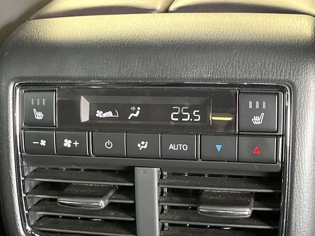 【リアオートエアコン】広い後部座席には必須の機能!風量や温度を自動で調整し前席と同様な車内環境にしてくれるリアオートエアコンを装備。夏の暑さも冬の寒さもストレスなく快適にお過ごしいただけます♪