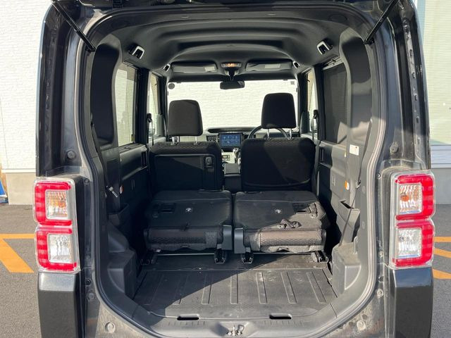 普段のお買い物や通勤、送迎等に十分な荷室スペースを確保しております。セカンドシートを倒すと、大きな荷物の積載も可能です♪