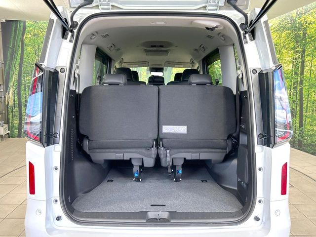 積み下ろしのしやすいデッキにはたっぷりと荷物を積み込んでいただけます。遊びから仕事まで、様々なシーンで頼れます♪