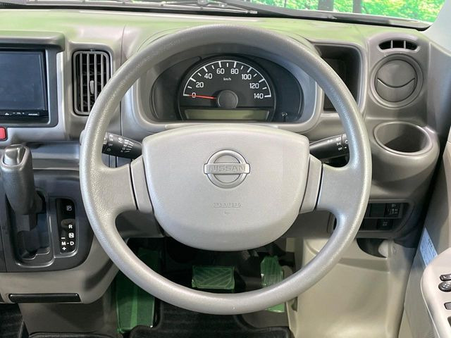 �C���e���A�ɍ��킹���f�U�C���̃X�e�A�����O�́A�^�]�������̂��Ƃ��l���A�^�]���₷���`��A�傫���ł��B�����x�A���ۂɐG���Ă��m���߂��������B