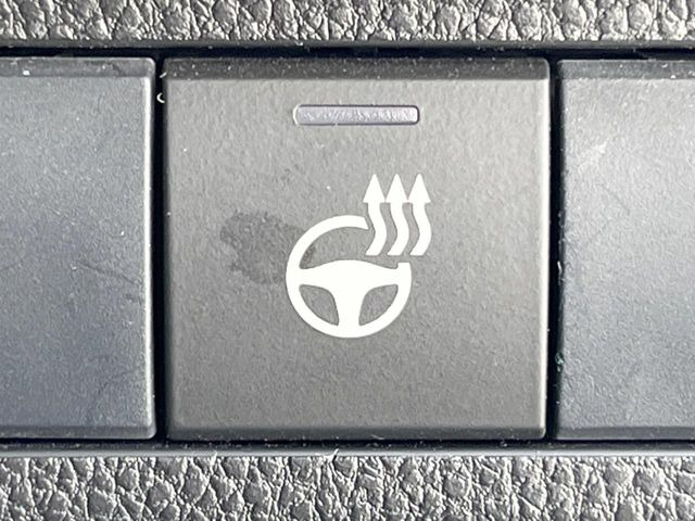 【ステアリングヒーター】冬場に冷たくなりやすい革巻きステアリングを、スイッチ一つで素早く適温に!エアコンよりも早く温まってくれるので、寒い日の運転も快適になりますね♪