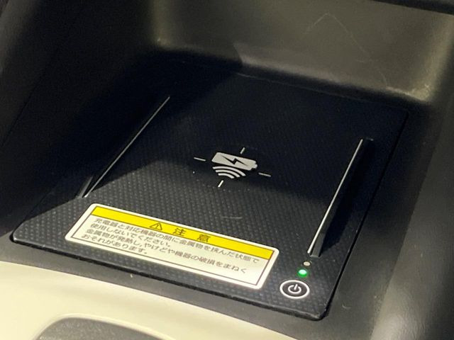 【置くだけ充電】ワイヤレスでエンジン始動中であれば置くだけで充電可能!コードが絡むことがなくなるので車内もすっきり清潔感が保てます!