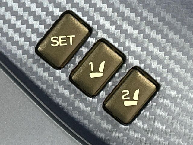 【メモリー機能付きパワーシート】ドライバーごとに設定したシート位置を記憶して、ボタン一つで切り替えできる便利な機能!運転する方が複数名いらっしゃるご家庭におすすめです♪