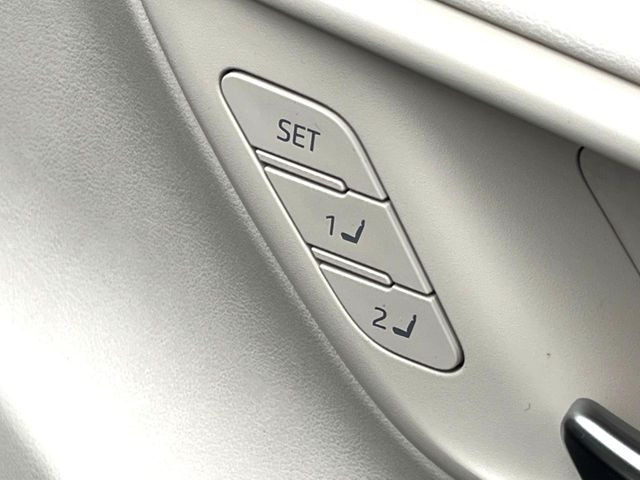 【メモリー機能付きパワーシート】ドライバーごとに設定したシート位置を記憶して、ボタン一つで切り替えできる便利な機能!運転する方が複数名いらっしゃるご家庭におすすめです♪