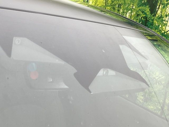 【アイサイト】前方の車両等を検知し、衝突しそうな時は警報で注意を促し、ブレーキを踏む力をサポート。ブレーキを踏めなかった場合は衝突被害軽減ブレーキが作動、衝突回避をサポートします。