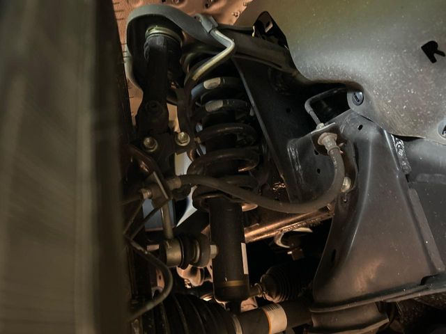 お車を安心してお乗りいただく為には、足回りの定期点検が欠かせません。サービスサポート(有償保証)では無料点検もご提供しており、安心のカーライフをお過ごしいただけるサポート体制が整っています。