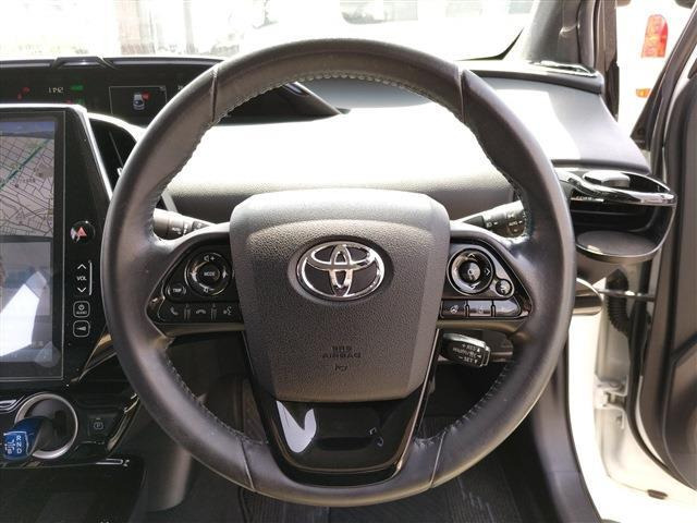 運転席側から助手席側に向けて見渡したインパネ全体の全景です。ダッシュボード上面のコンディションや、中央操作パネルの配置状態を画像より詳細にご確認ください。