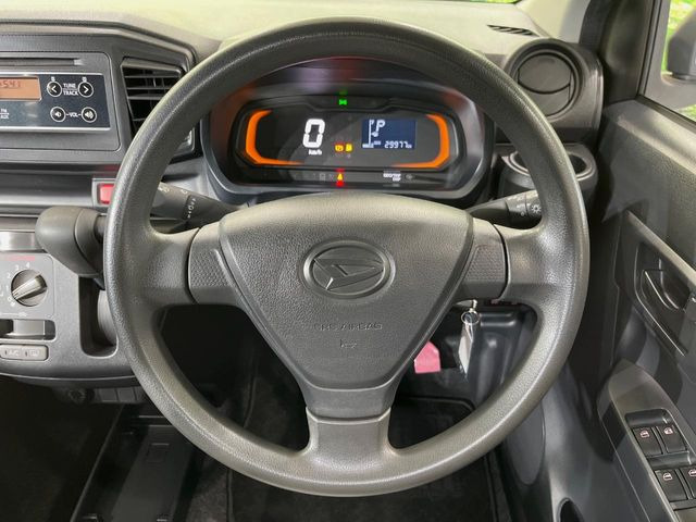 インテリアに合わせたデザインのステアリングは、運転される方のことも考え、運転しやすい形状、大きさです。是非一度、実際に触ってお確かめください。